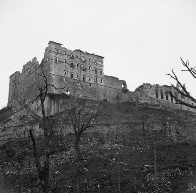 Monte Casino - foto-Wikimedia-Commons-The_ruined_monastery_at_Cassino,_Italy,_19_May_1944._NA15141