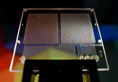 pierwszy układ mikrofluidyczny zdolny do łączenia, mieszania i dzielenia mikrokropel