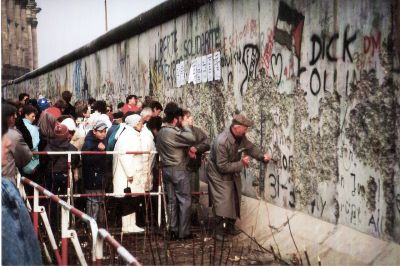 Mieszkańcy Berlina Zachodniego przy mocno zniszczonym murze berlińskim, fot. Superikonoskop, CC BY-SA 3.0