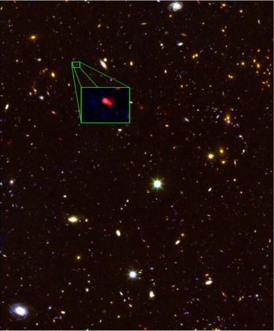 W ramce obiekt z8_GND_5296, który jest jedną z najdalszych znanych galaktyk (z=7,51).