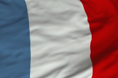 Flaga francuska jest podzielona na 3 pionowe pasy: niebieski, biały i czerwony