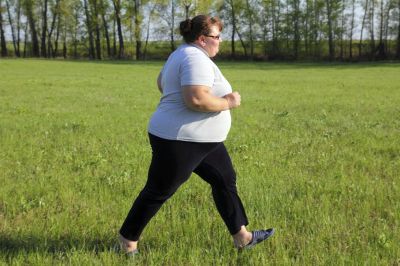 Kobieta z nadwagą spaceruje