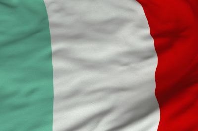 Włoska flaga to prostokąt podzielony na 3 pionowe pasy: zielony, biały, czerwony. Nawiązuja one do rewolucji francuskiej.