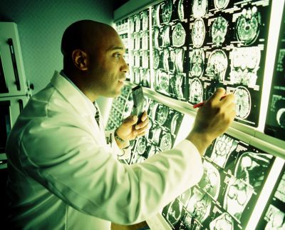 Naukowiec i zdjęcia mózgu 